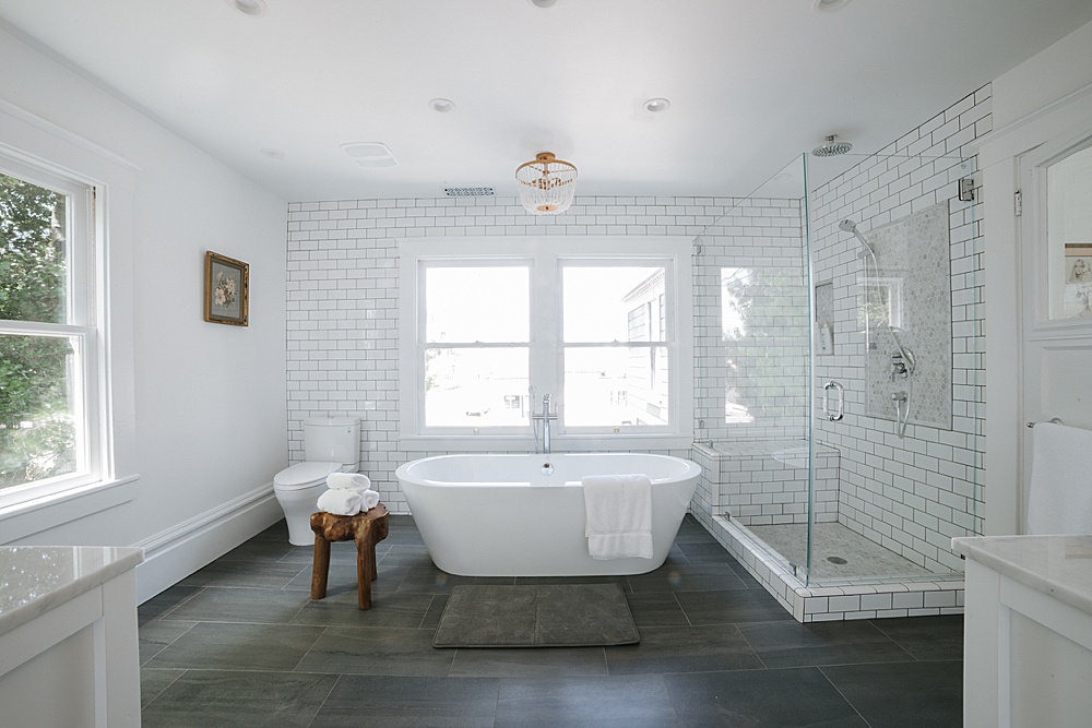 bathroom of rental home for professional lifestyle photographer by amy thompson photography