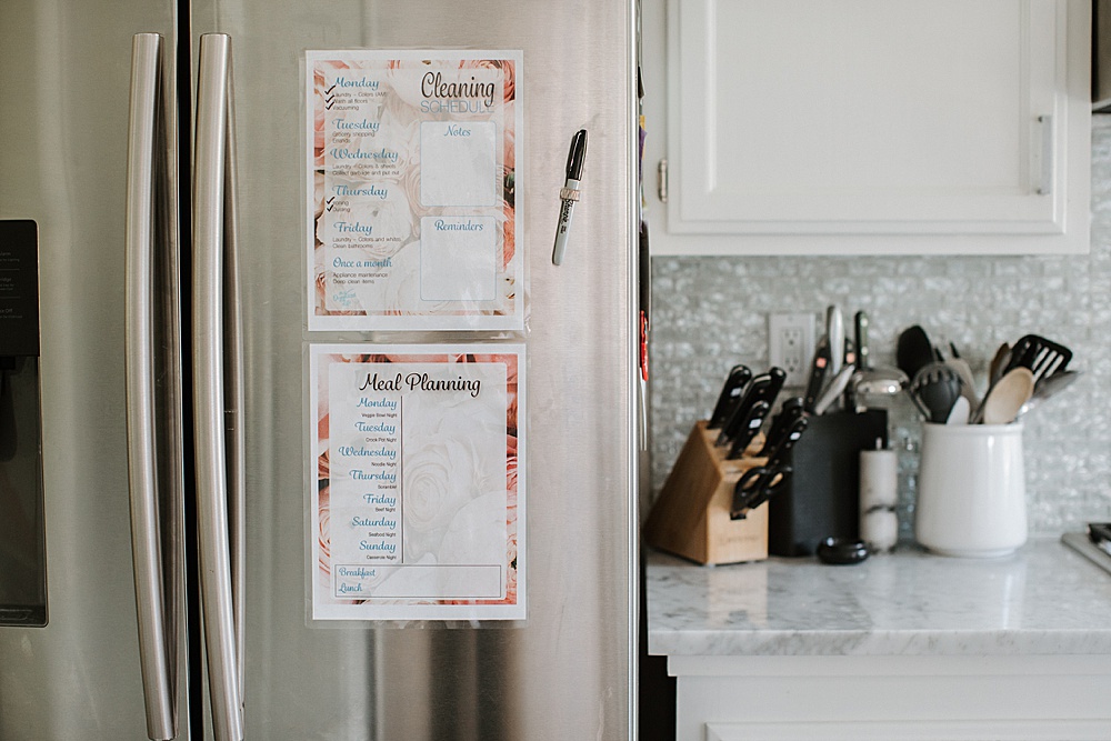 fridge chores for professional lifestyle photographer by amy thompson photography